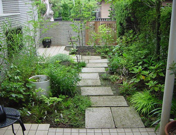 御影石の敷石でつないだアプローチ