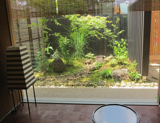 石と苔を使った和風の坪庭